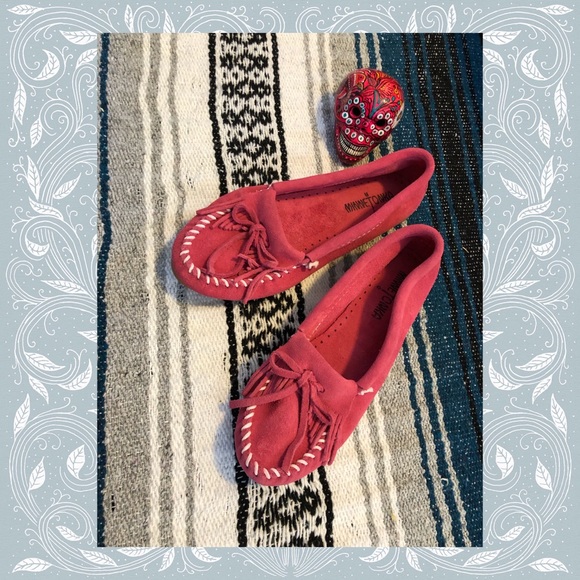 Minnetonka Shoes - Pink Minnetonka Moccasins Size 7 NWOT